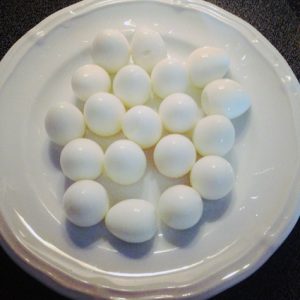 Pickled Quail Eggs with a Kick - Quick and Yummy. A delicious and nutritious snack! 